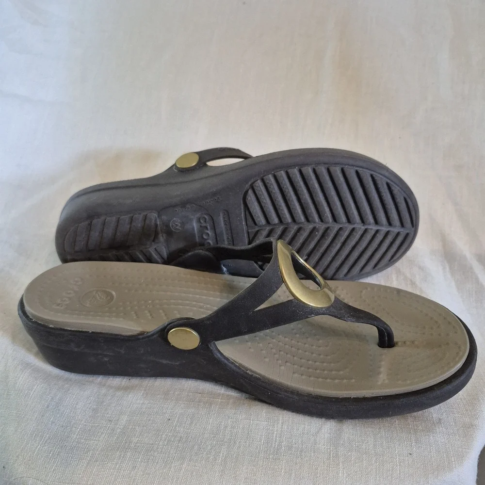 Crocs Sanrah Women Size 7 Wedge Sandals Thong Flip Flop Comfort Beach Resortwear